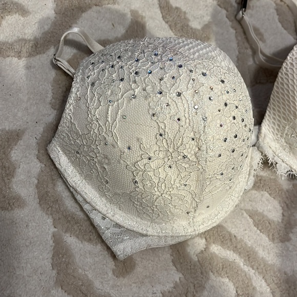 Victoria’s Secret bra 32D - Picture 3 of 4
